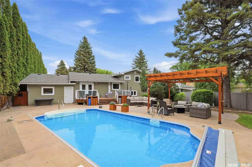 516 Lake Crescent Saskatoon SK S7H 3A4