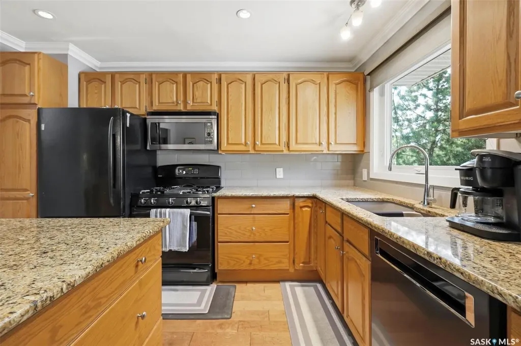 516 Lake Crescent Saskatoon SK S7H 3A4