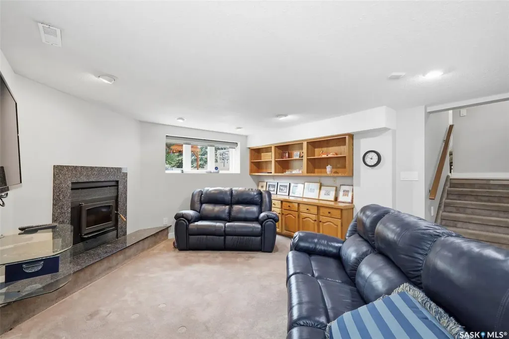 516 Lake Crescent Saskatoon SK S7H 3A4