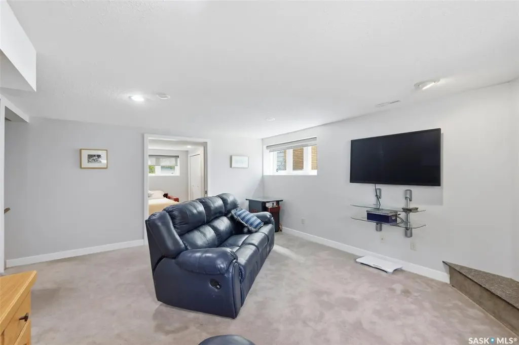 516 Lake Crescent Saskatoon SK S7H 3A4