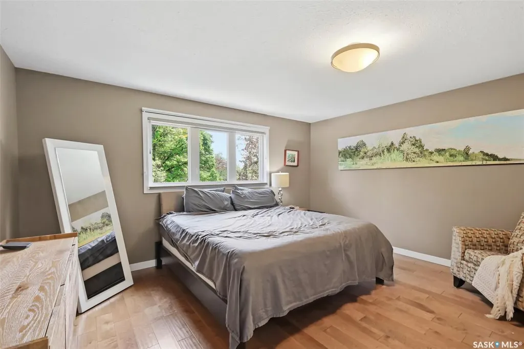 516 Lake Crescent Saskatoon SK S7H 3A4