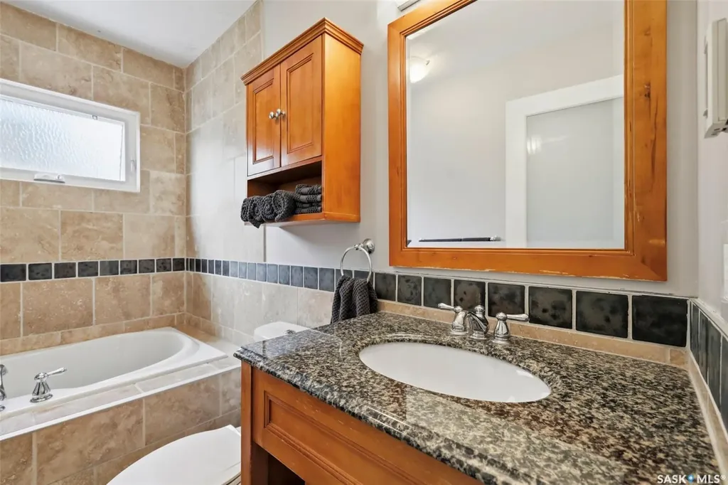 516 Lake Crescent Saskatoon SK S7H 3A4