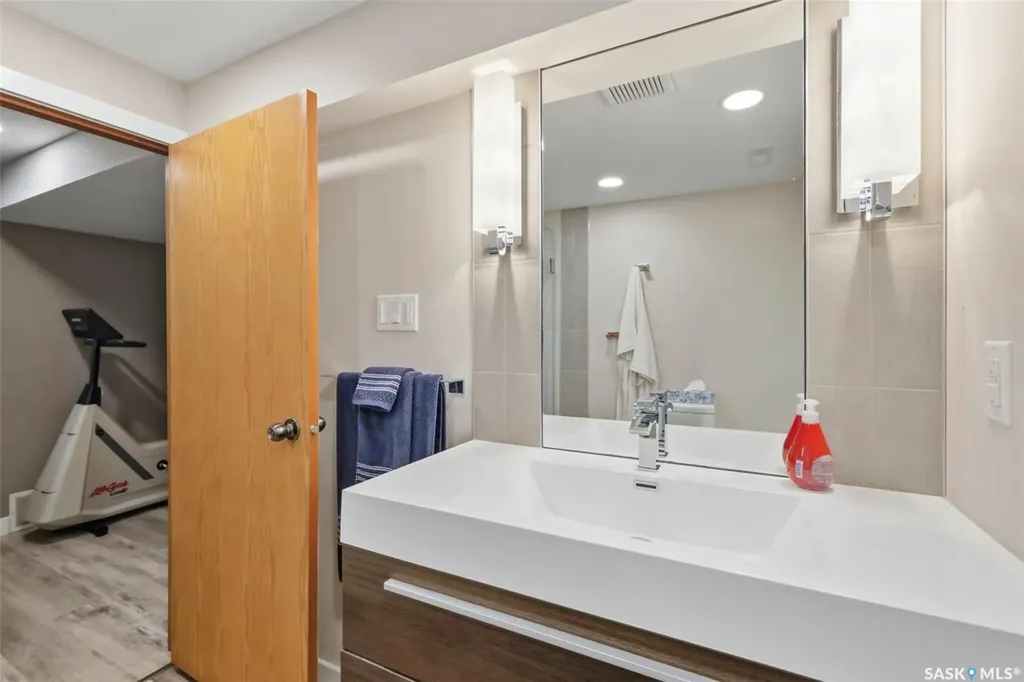 516 Lake Crescent Saskatoon SK S7H 3A4