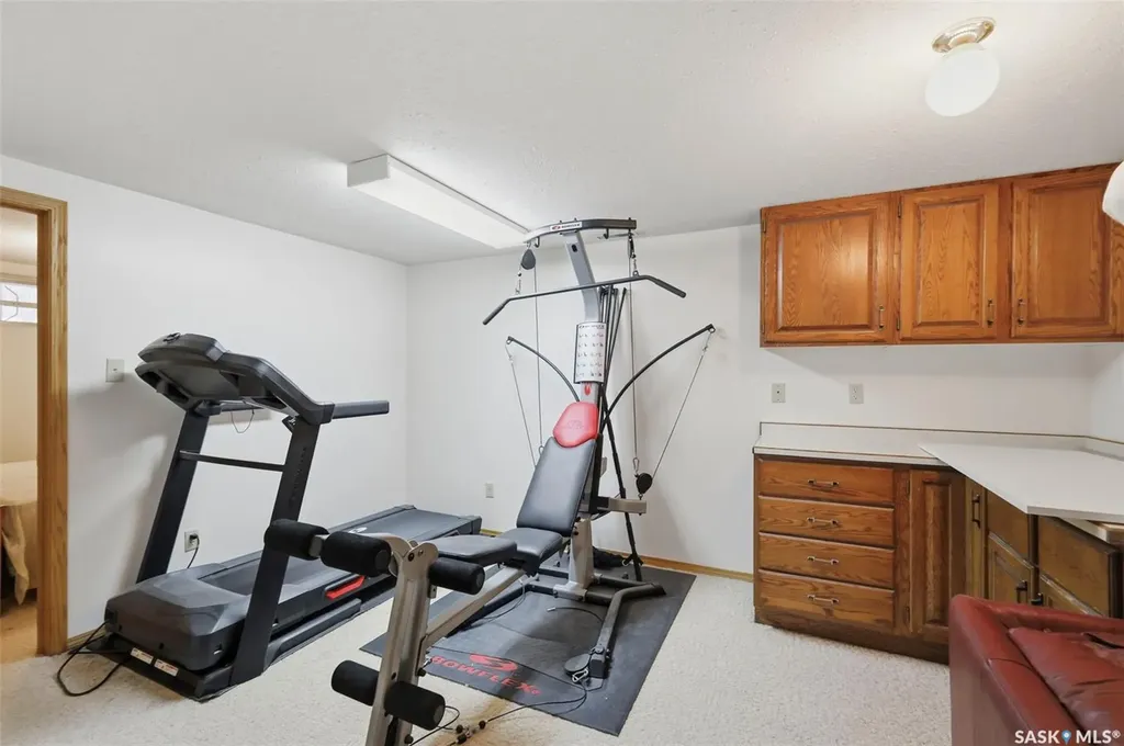 516 Lake Crescent Saskatoon SK S7H 3A4