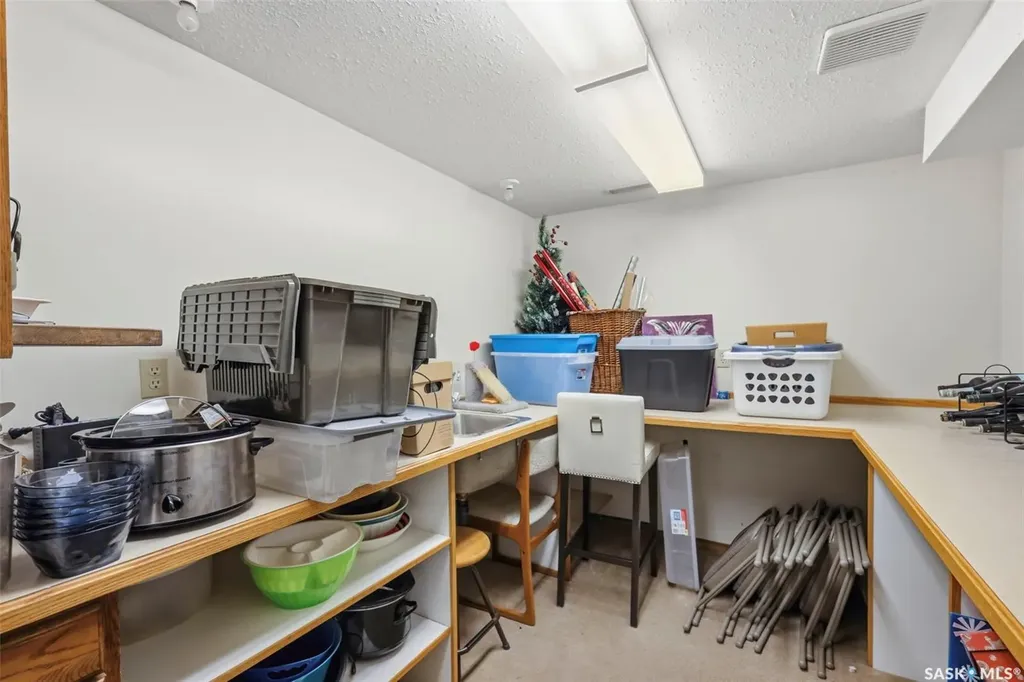 516 Lake Crescent Saskatoon SK S7H 3A4