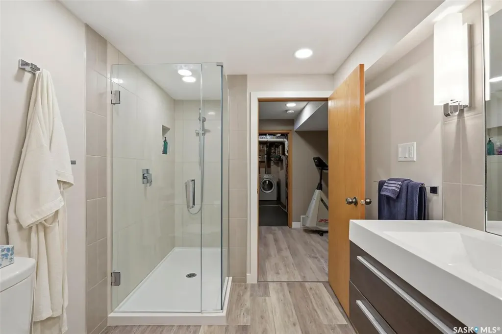 516 Lake Crescent Saskatoon SK S7H 3A4