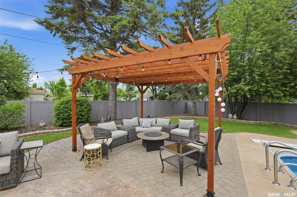 516 Lake Crescent Saskatoon SK S7H 3A4