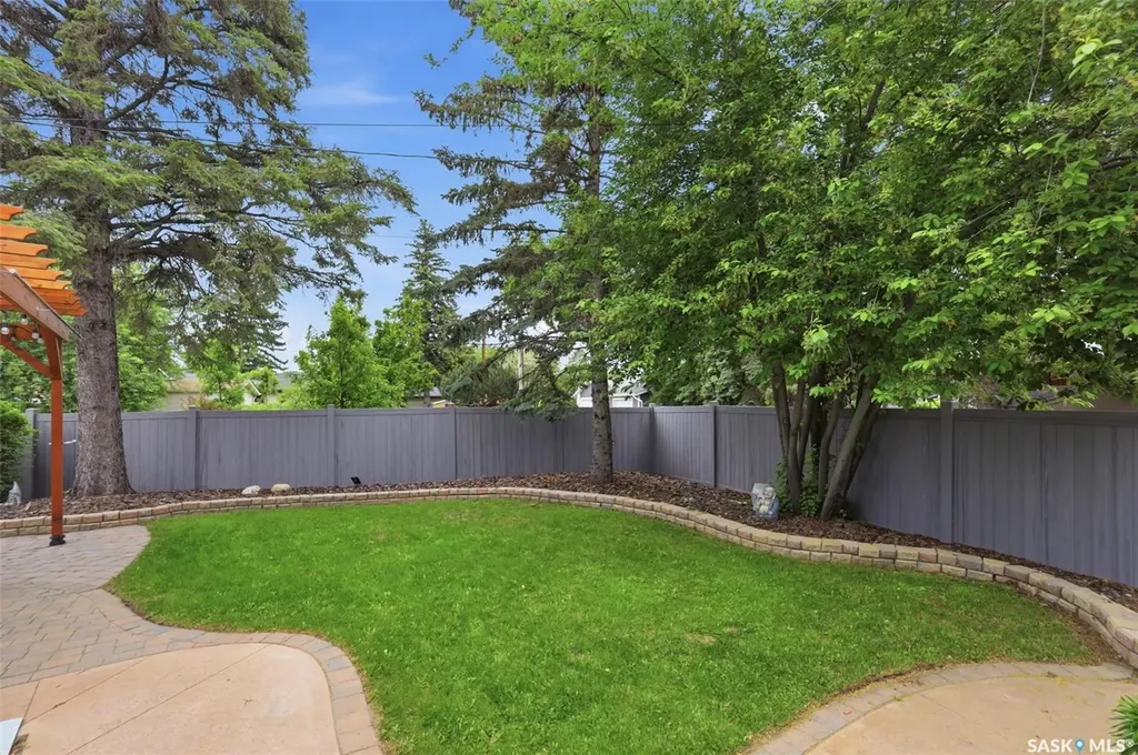 516 Lake Crescent Saskatoon SK S7H 3A4
