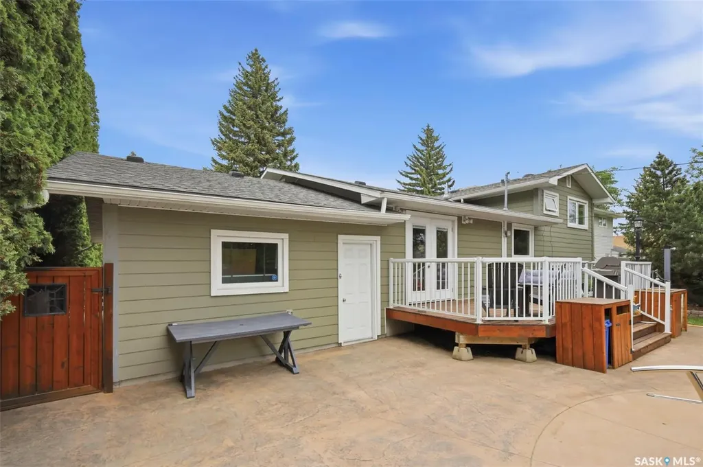 516 Lake Crescent Saskatoon SK S7H 3A4