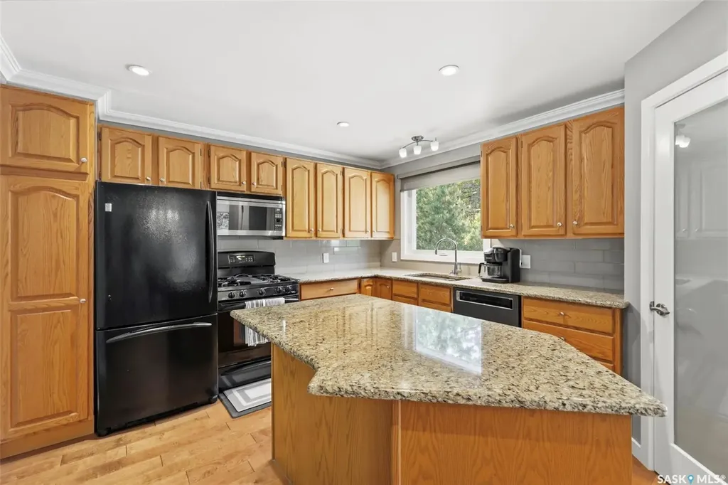 516 Lake Crescent Saskatoon SK S7H 3A4