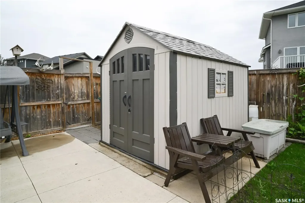 319 Stefaniuk Crescent Saskatoon SK S7H 0H6