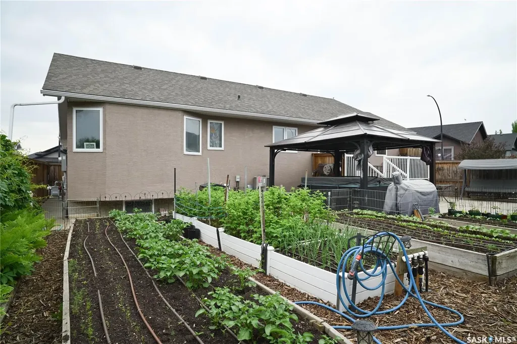 319 Stefaniuk Crescent Saskatoon SK S7H 0H6