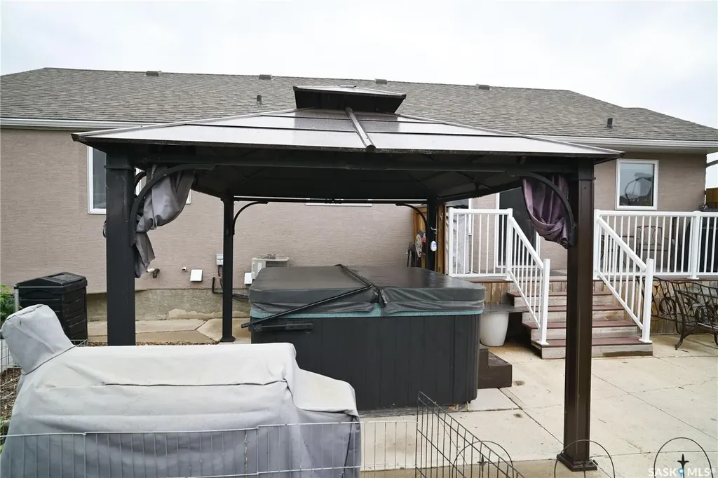 319 Stefaniuk Crescent Saskatoon SK S7H 0H6