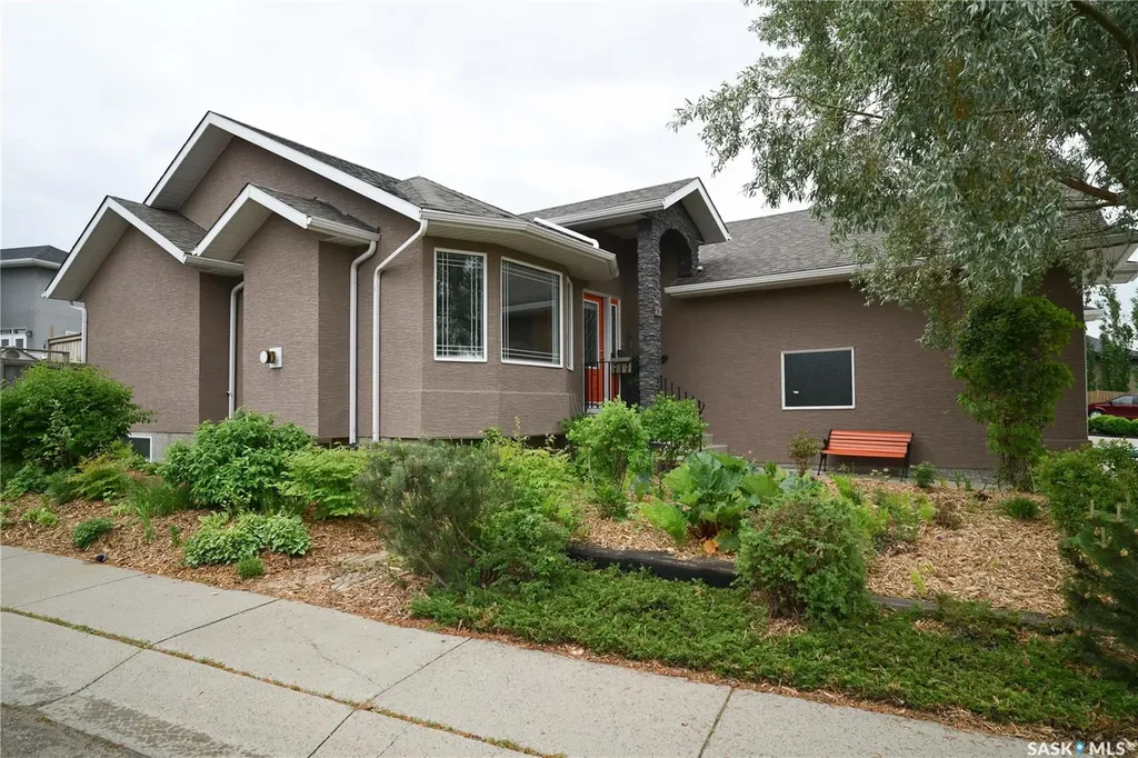 319 Stefaniuk Crescent Saskatoon SK S7H 0H6