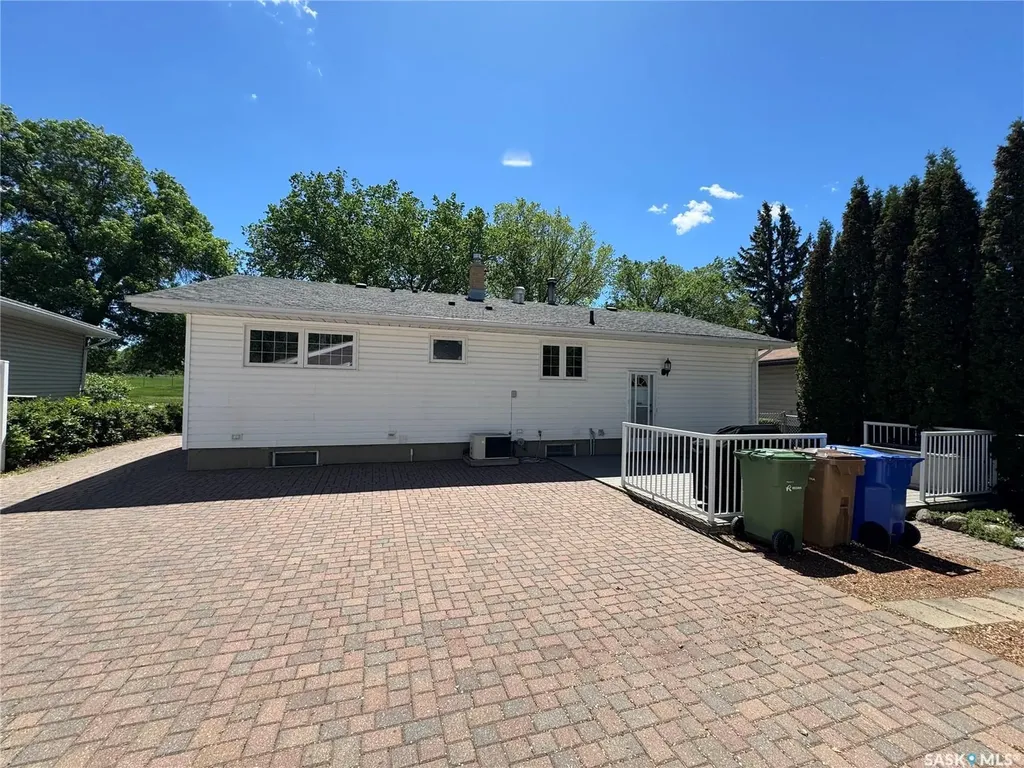 712 Douglas Park Crescent E Regina SK S4N 2S2