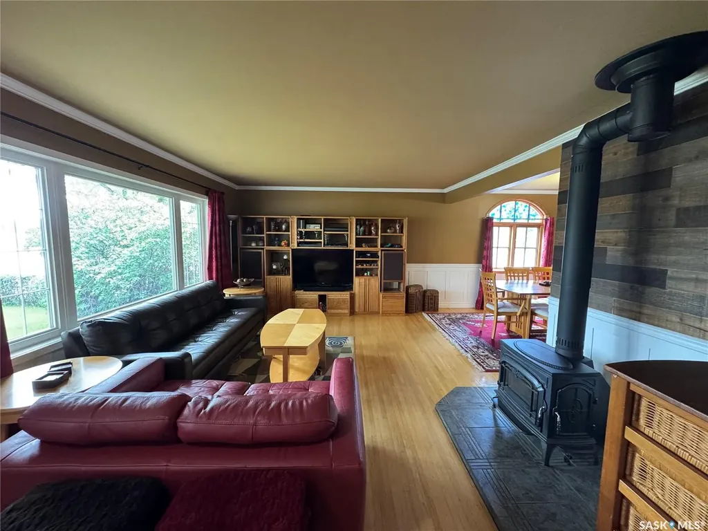 712 Douglas Park Crescent E Regina SK S4N 2S2