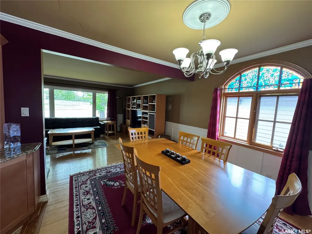 712 Douglas Park Crescent E Regina SK S4N 2S2
