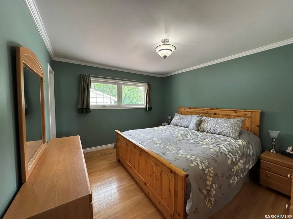 712 Douglas Park Crescent E Regina SK S4N 2S2