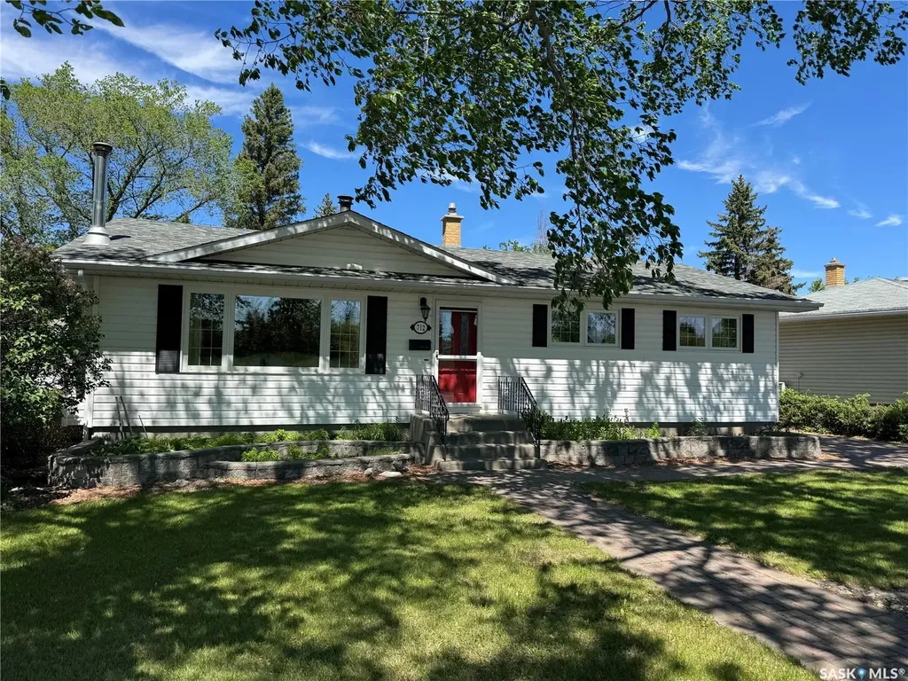 712 Douglas Park Crescent E Regina SK S4N 2S2