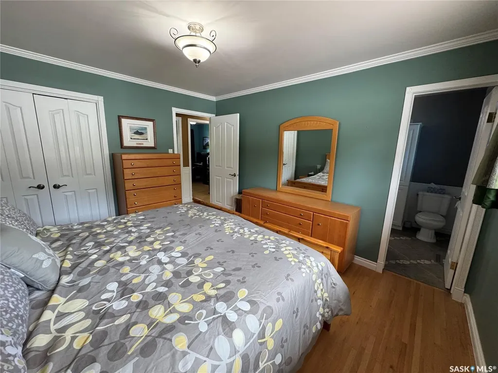 712 Douglas Park Crescent E Regina SK S4N 2S2