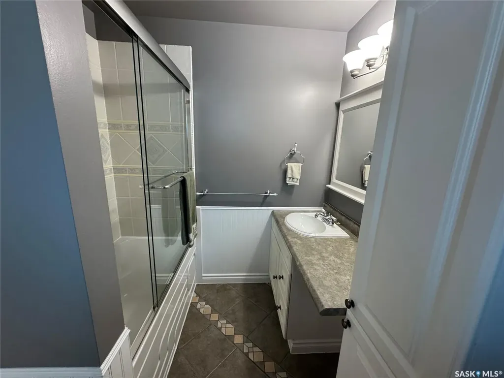 712 Douglas Park Crescent E Regina SK S4N 2S2