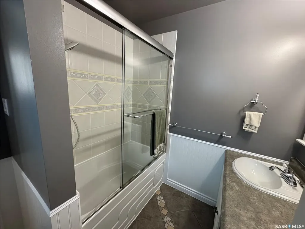712 Douglas Park Crescent E Regina SK S4N 2S2
