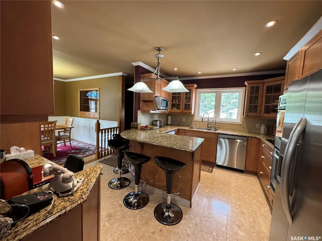 712 Douglas Park Crescent E Regina SK S4N 2S2
