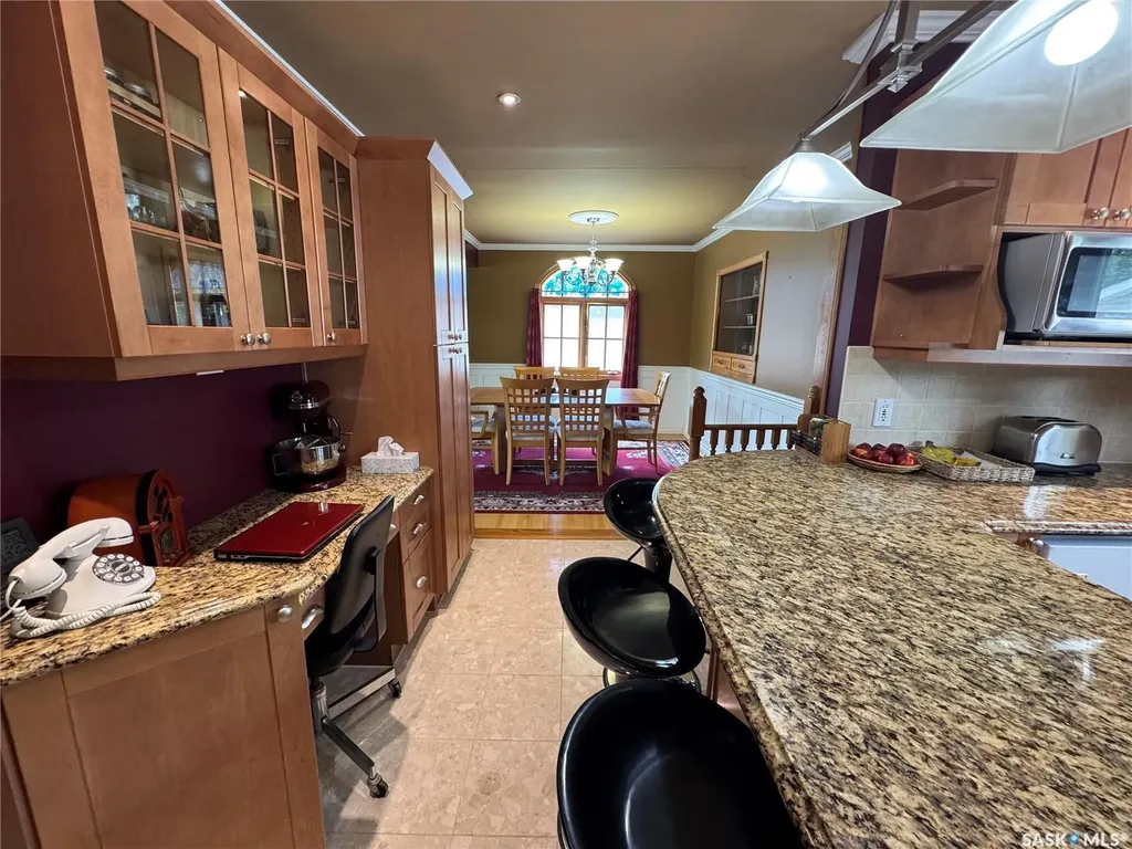 712 Douglas Park Crescent E Regina SK S4N 2S2