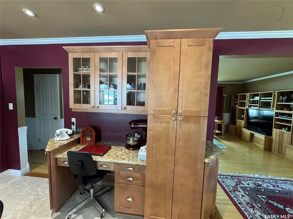 712 Douglas Park Crescent E Regina SK S4N 2S2