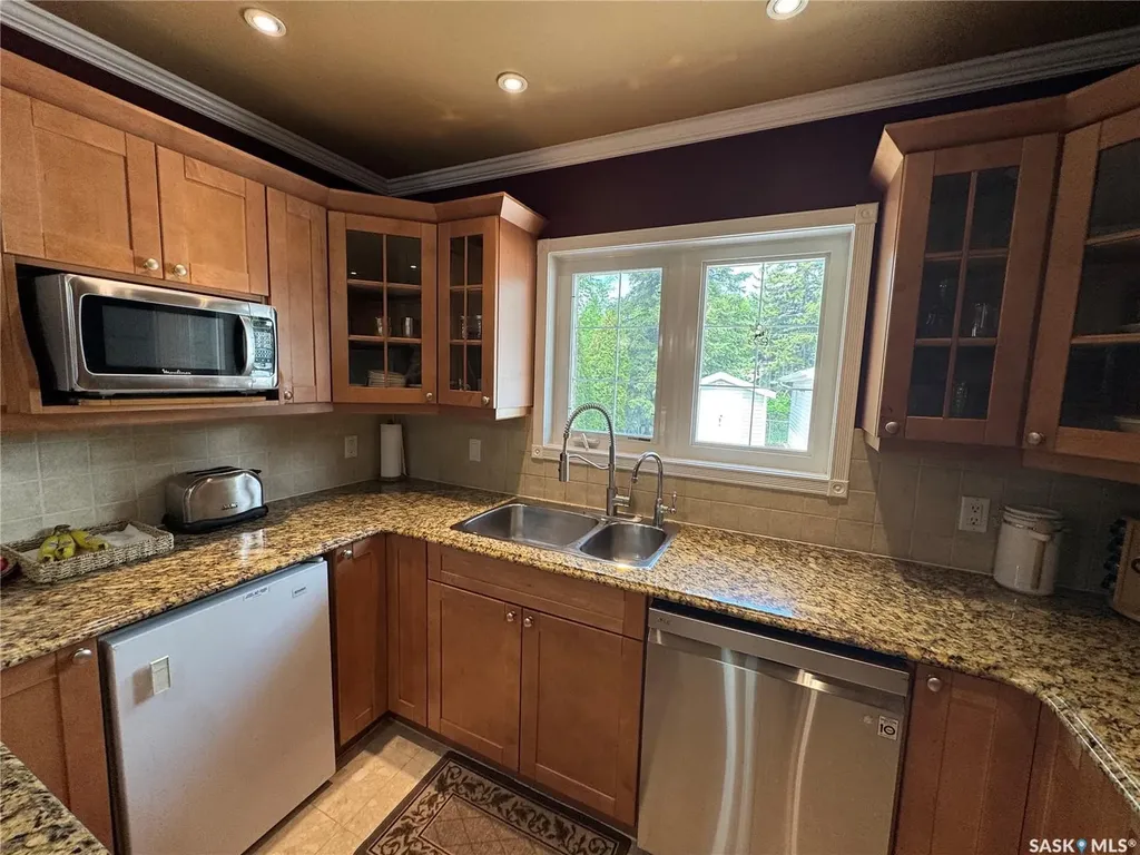 712 Douglas Park Crescent E Regina SK S4N 2S2