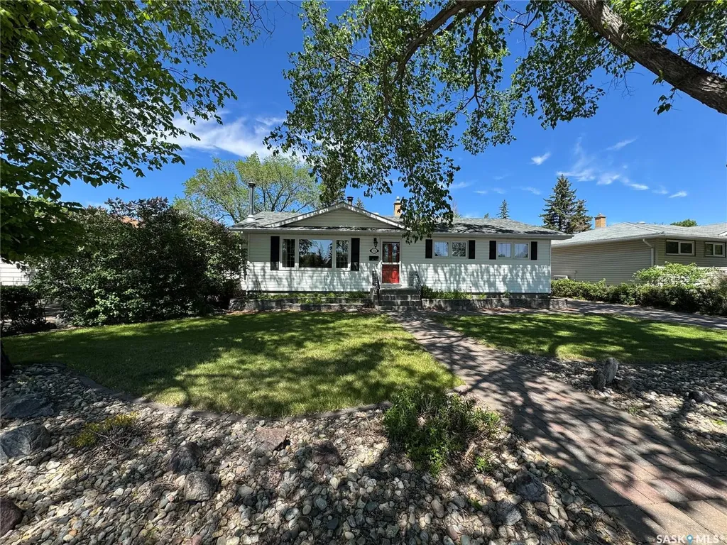 712 Douglas Park Crescent E Regina SK S4N 2S2