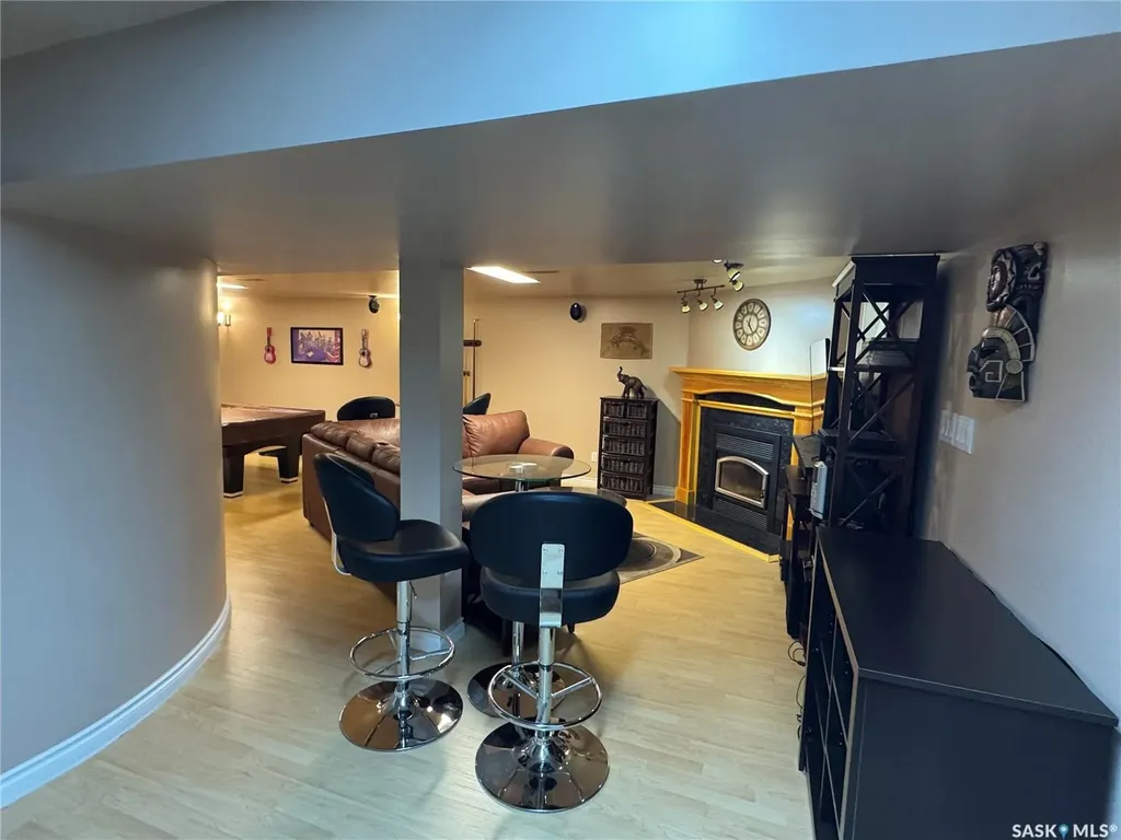 712 Douglas Park Crescent E Regina SK S4N 2S2