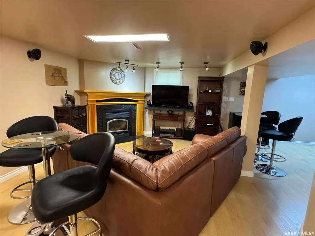 712 Douglas Park Crescent E Regina SK S4N 2S2