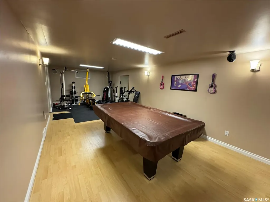 712 Douglas Park Crescent E Regina SK S4N 2S2