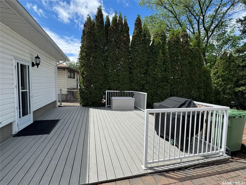 712 Douglas Park Crescent E Regina SK S4N 2S2