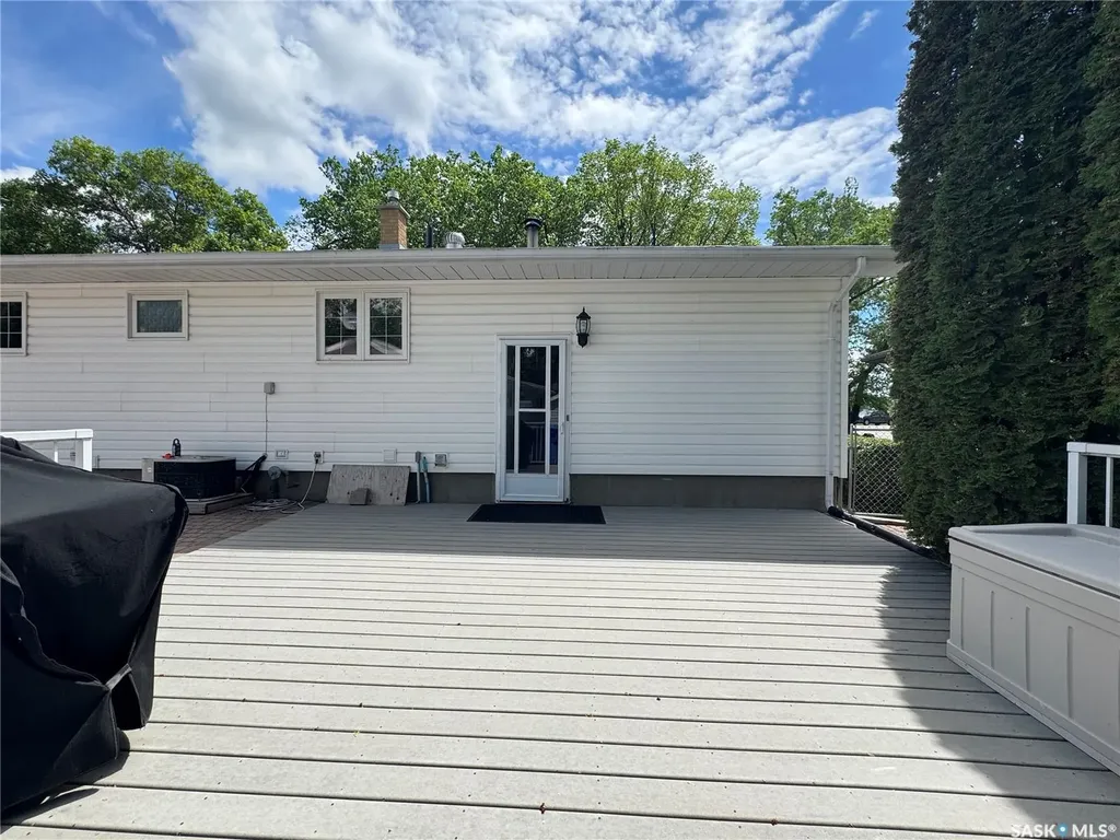 712 Douglas Park Crescent E Regina SK S4N 2S2