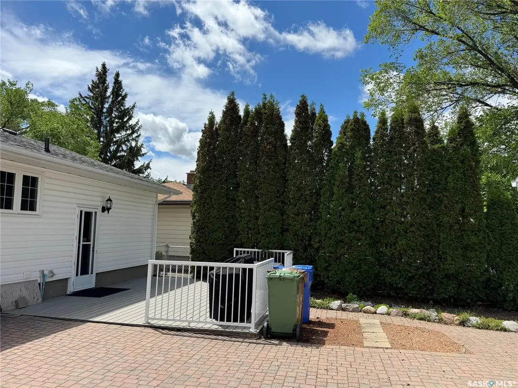 712 Douglas Park Crescent E Regina SK S4N 2S2