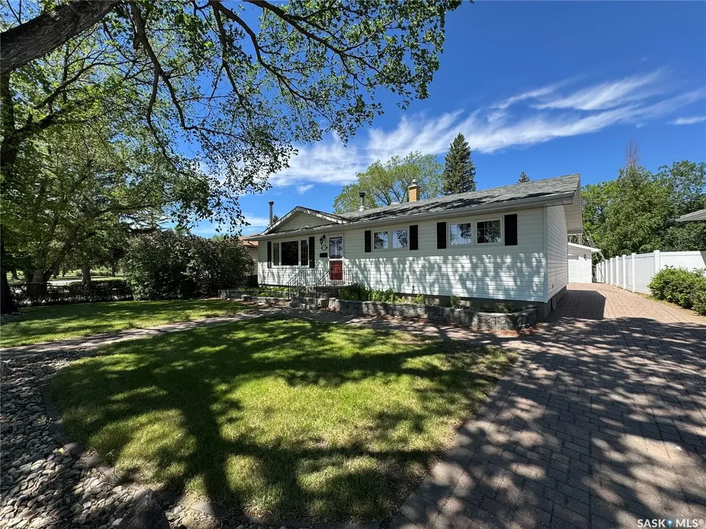 712 Douglas Park Crescent E Regina SK S4N 2S2