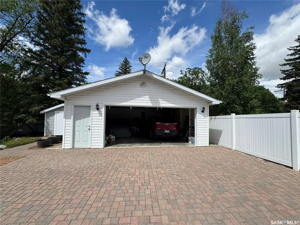 712 Douglas Park Crescent E Regina SK S4N 2S2