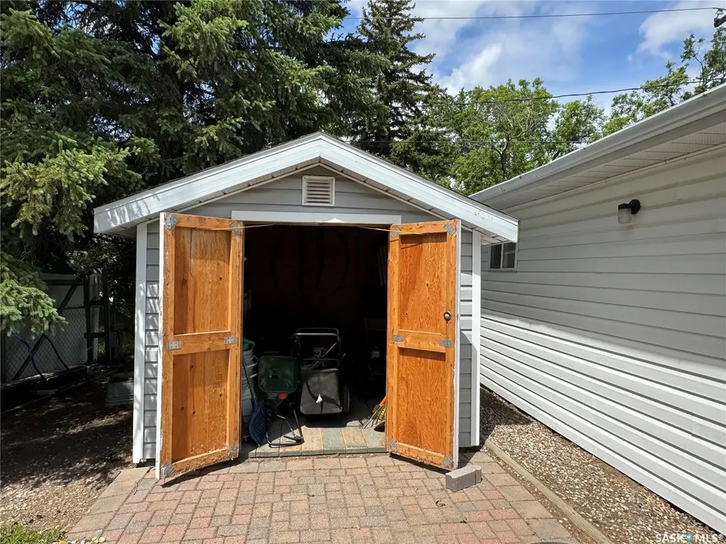 712 Douglas Park Crescent E Regina SK S4N 2S2