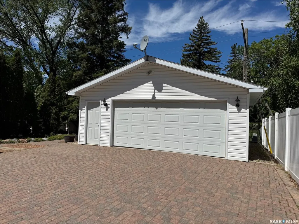 712 Douglas Park Crescent E Regina SK S4N 2S2