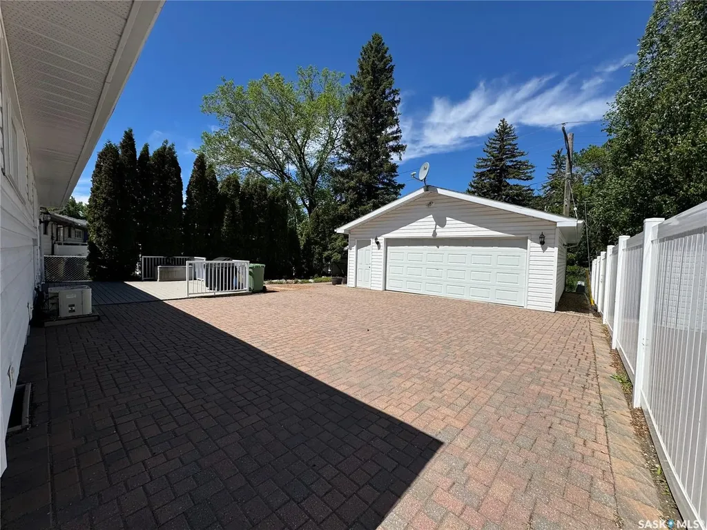 712 Douglas Park Crescent E Regina SK S4N 2S2