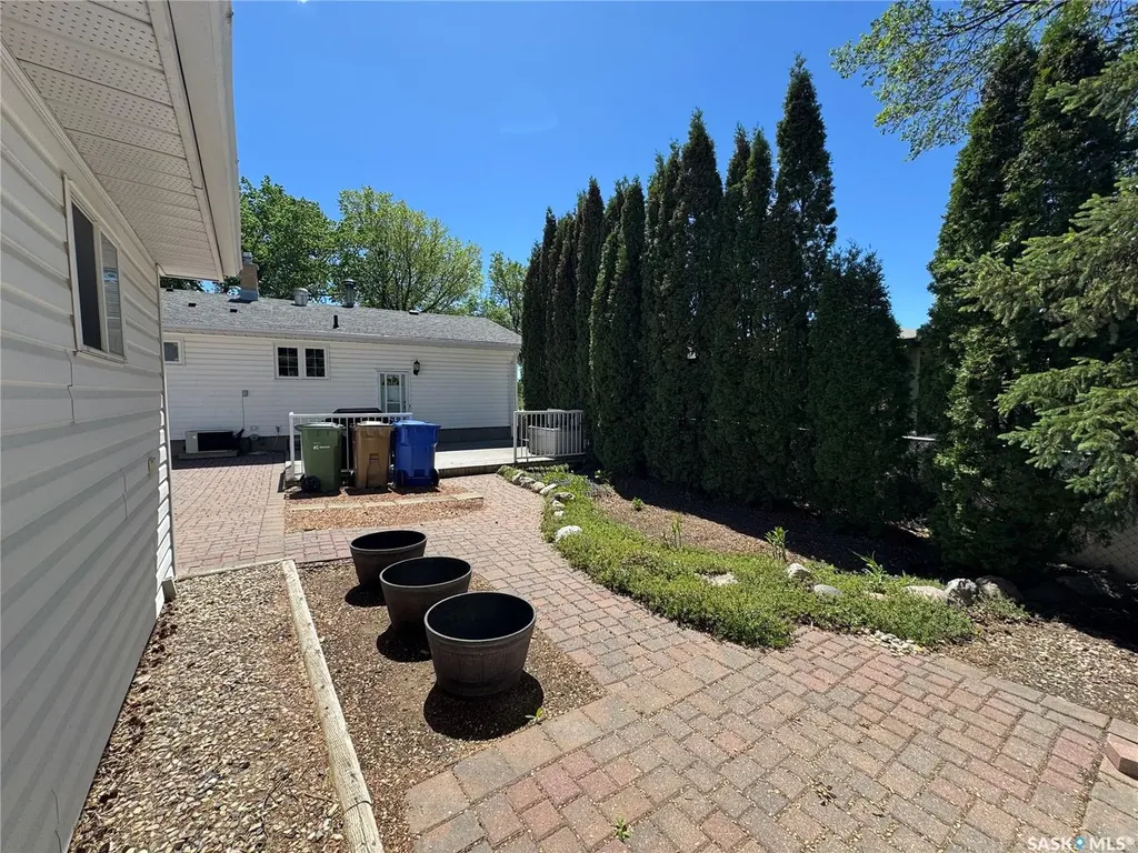 712 Douglas Park Crescent E Regina SK S4N 2S2