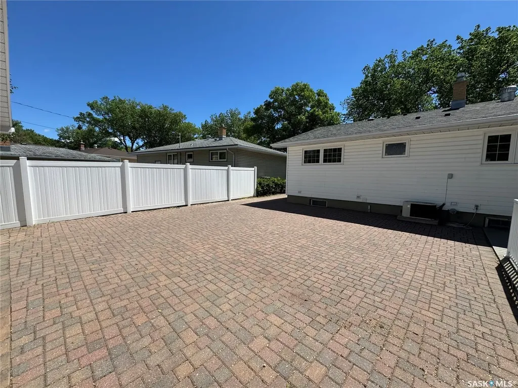 712 Douglas Park Crescent E Regina SK S4N 2S2