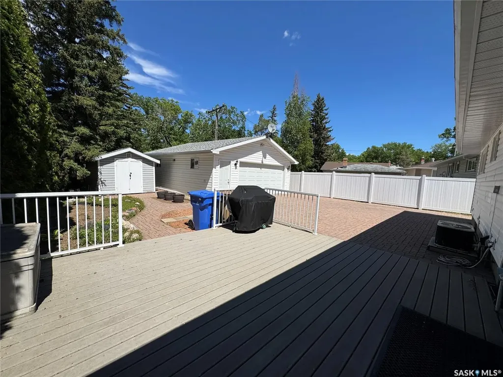 712 Douglas Park Crescent E Regina SK S4N 2S2