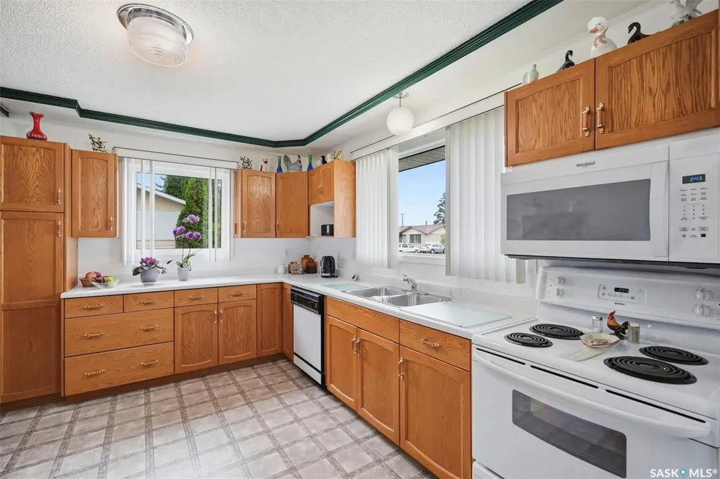1019 Mcmillan Avenue Saskatoon SK S7L 2T9