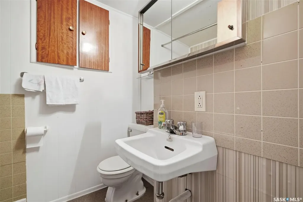 1019 Mcmillan Avenue Saskatoon SK S7L 2T9