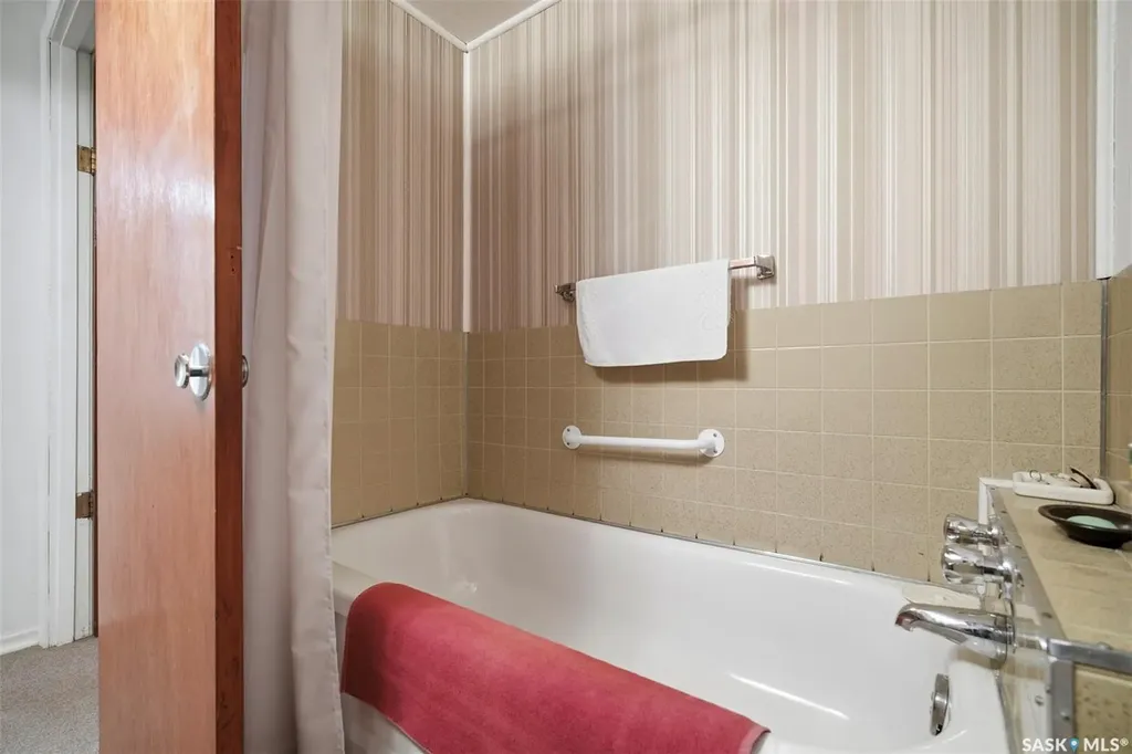 1019 Mcmillan Avenue Saskatoon SK S7L 2T9