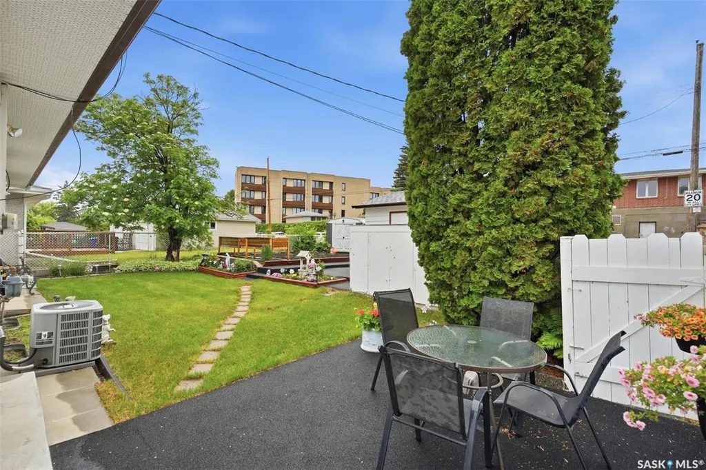 1019 Mcmillan Avenue Saskatoon SK S7L 2T9