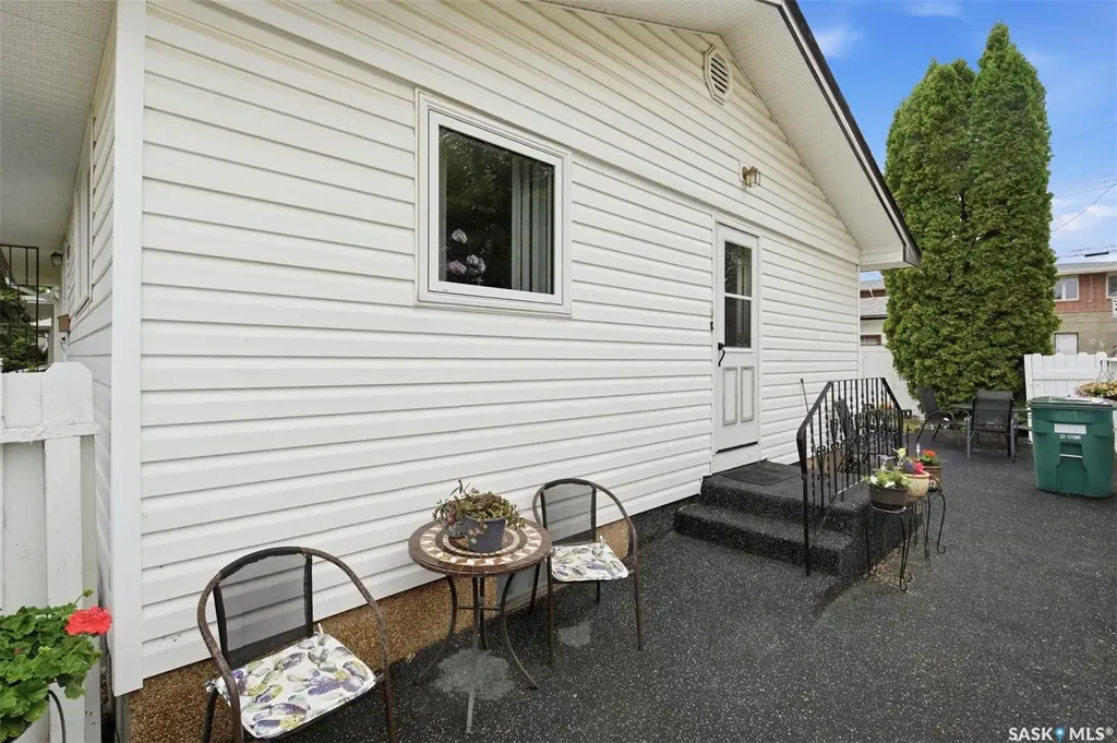 1019 Mcmillan Avenue Saskatoon SK S7L 2T9